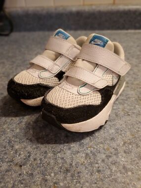 Nike Kids White and Black Velcro Sneaker (7c US)
